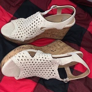 selling these super cute wedges! they are tan- creamy color. size 9 women